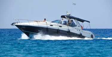 speed boat in foamy water