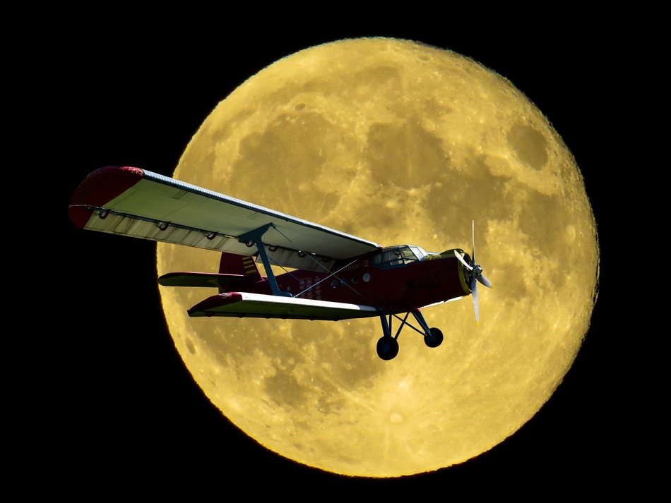 double decker on the full moon background