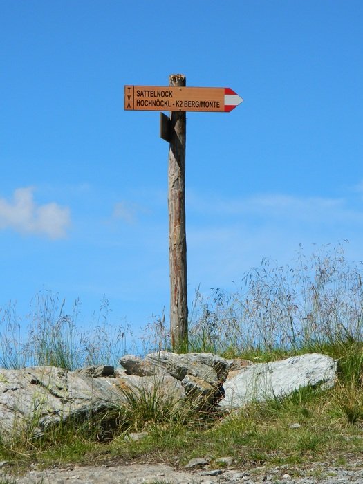 board indicating the direction on the hill