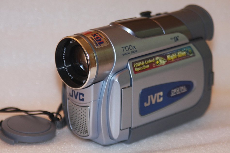 JVC GR-D31U MiniDV Digital Comcorder with 16x Optical Zoom and 2.5" LCD