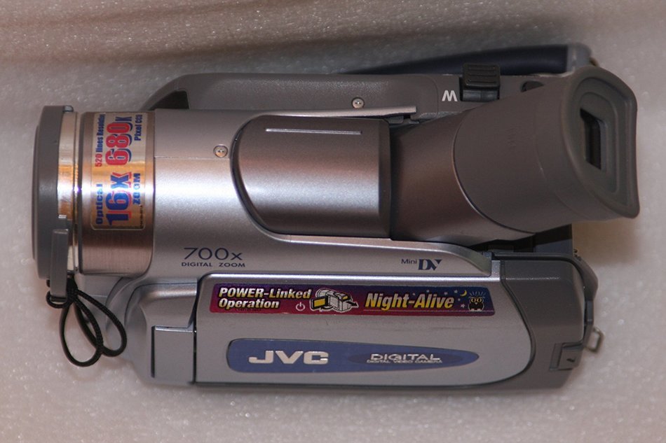 JVC GR-D31U MiniDV Digital Comcorder with 16x Optical Zoom and 2.5" LCD N3
