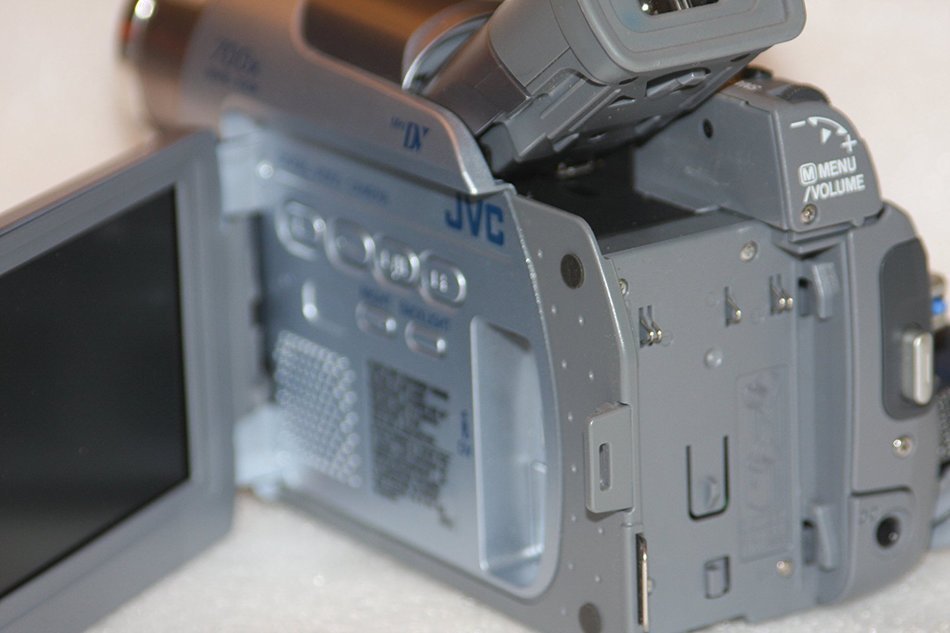 JVC GR-D31U MiniDV Digital Comcorder with 16x Optical Zoom and 2.5" LCD N4