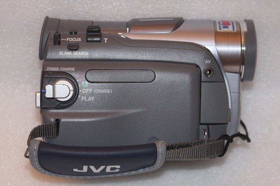 JVC GR-D31U MiniDV Digital Comcorder with 16x Optical Zoom and 2.5" LCD N6