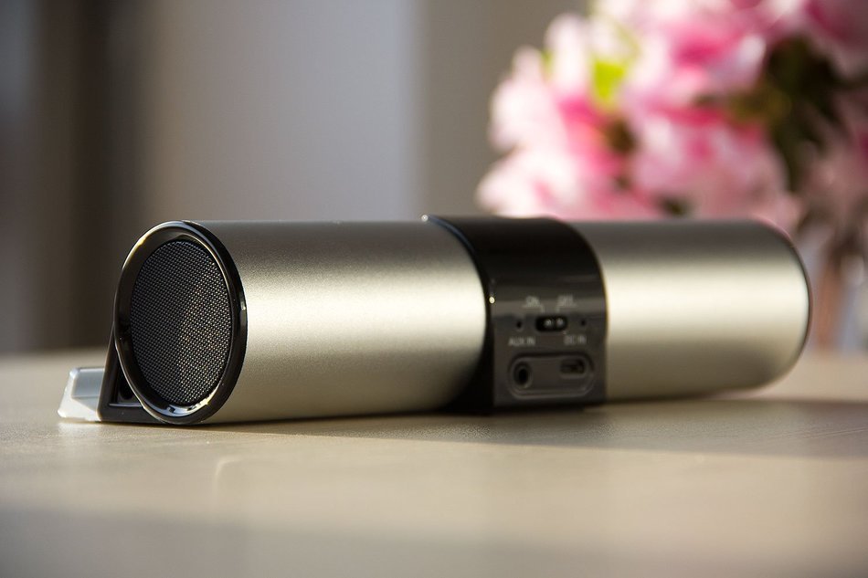 Lugulake Aluminum Portable Bluetooth 4.0 Speaker with Stand Dock, HIFI, 2x 3Watts, Enhanced Bass, 10 Hours Playtime... N16