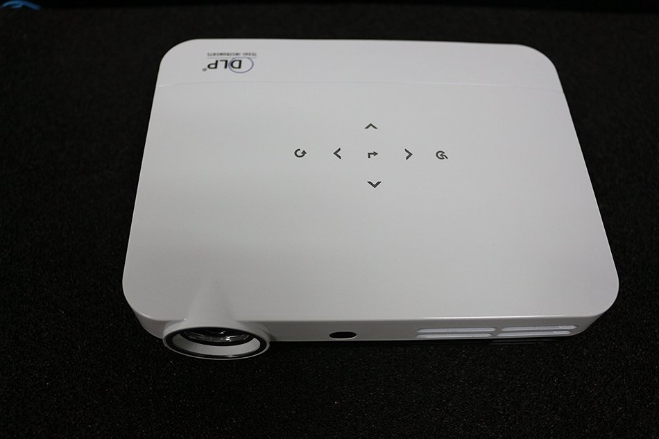 AIM Z001 4500 LED LUMEN DLP Projector with HDMI + VGA + USB Video Input N6