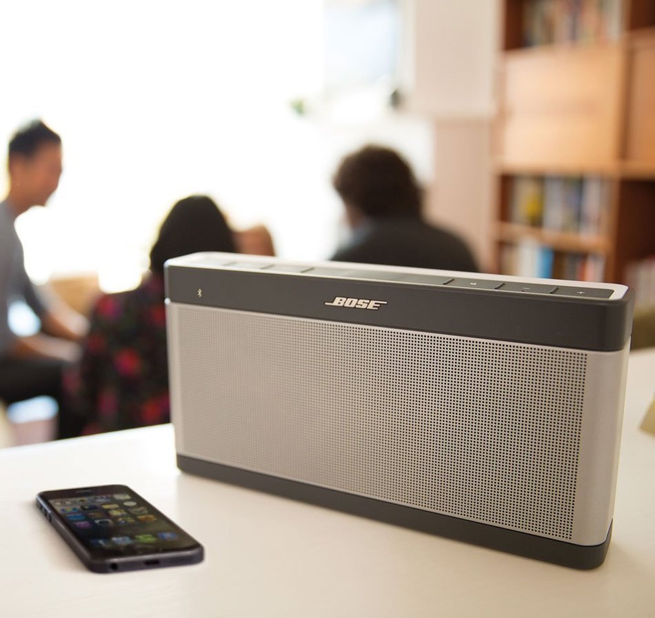 Bose SoundLink III Portable Bluetooth Speaker and Charging Cradle &ndash; Bundle