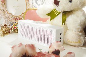 a.m.p SP1 Portable Bluetooth Speaker, White N5