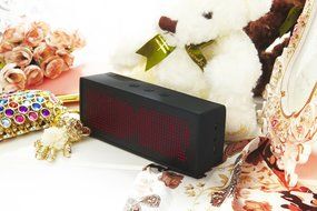 a.m.p SP1 Portable Bluetooth Speaker, White N28