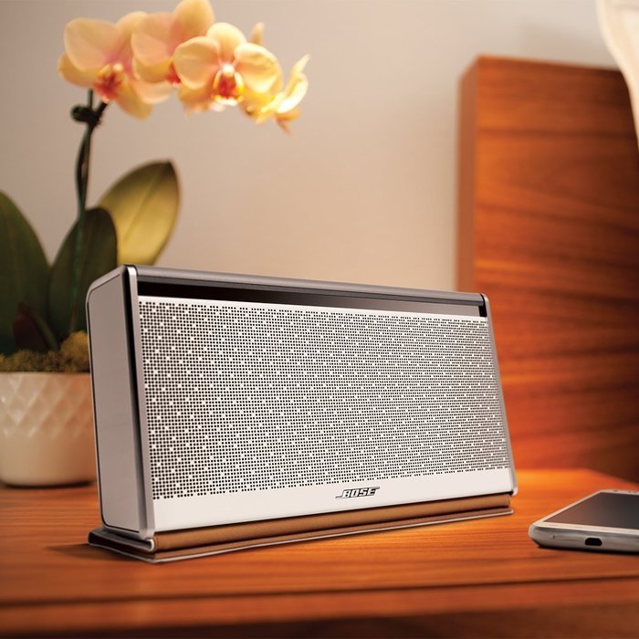 Bose SoundLink Bluetooth Mobile Speaker II - Limited Edition White Leather N5