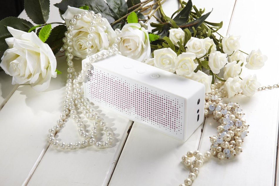 a.m.p SP1 Portable Bluetooth Speaker, White N6