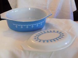 Pyrex Snowflake Blue Garland 1.5qt Oval Casserole with Lid 043 N5