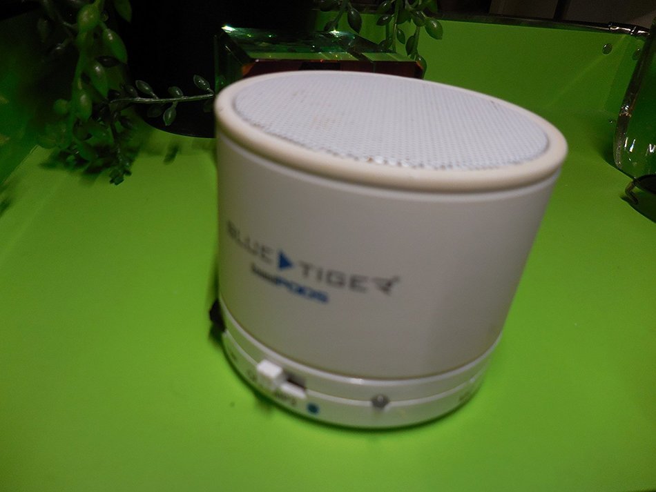 Blue Tiger Wireless Stereo Portable Mini Speaker Pod with Bluetooth/MP3 SoundPODS&reg; (White Color)
