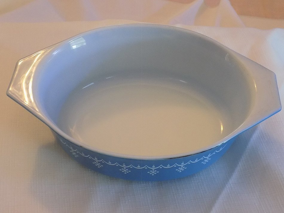 Pyrex Snowflake Blue Garland 1.5qt Oval Casserole with Lid 043 N3
