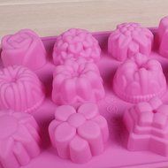 DUFUSTORE Chocolate Cake Candy Baking Silicone Bakeware Mould 12pcs Flower Pattern Random Color N2