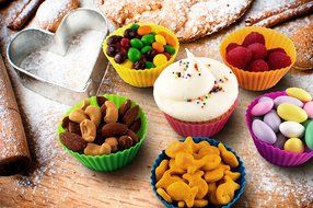 Globally Good Silicone Baking Cups / Cupcake Liners - 12 Premium Reusable Muffin Molds in Storage Container N4