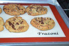 Frazoni Nonstick Silicone Baking Mat, 28 x 42 cm, Red and White N4