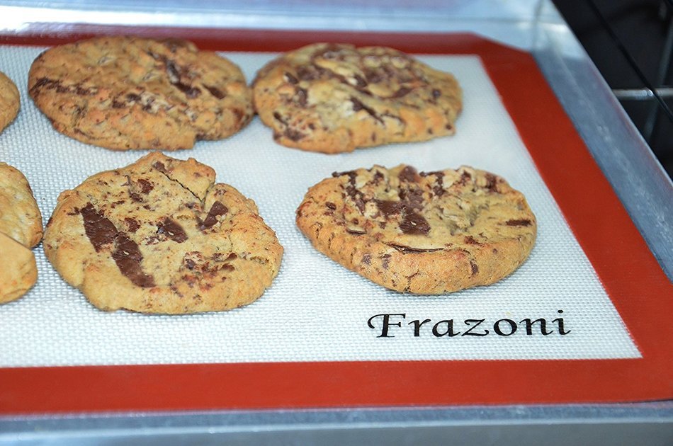 Frazoni Nonstick Silicone Baking Mat, 28 x 42 cm, Red and White N4