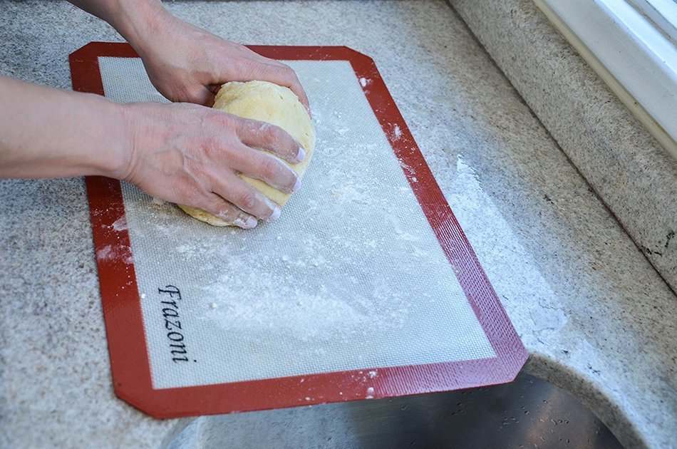 Frazoni Nonstick Silicone Baking Mat, 28 x 42 cm, Red and White N6