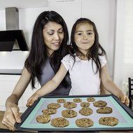 SILICONE BAKING BUNDLE- Baking Sheet, Non-Stick Silicone Baking Mat, And Silicone Mitts In A Convenient Cooking... N4