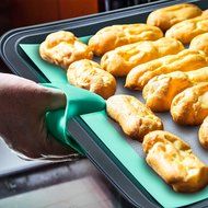 SILICONE BAKING BUNDLE- Baking Sheet, Non-Stick Silicone Baking Mat, And Silicone Mitts In A Convenient Cooking... N5