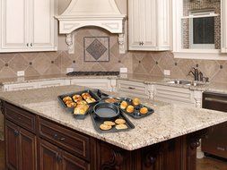 Perlli 10-Piece Non-Stick Bakeware Set, Oven Crisper, Pizza Tray, Roasting, Loaf, Muffin, Square, 2 Round Cake... N3