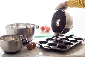 Chef Essential Stainless Steel Non-Slip Mixing Bowls Set with Handles and Pour Spouts, Set of 3, Black N4