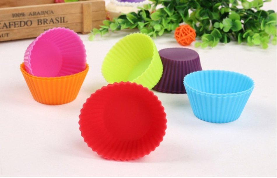 Yosoo Reusable and Non-stick Silicone 7cm Cupcake Baking Muffin Cups Molds in Storage Containerin in Six Assorted... N8