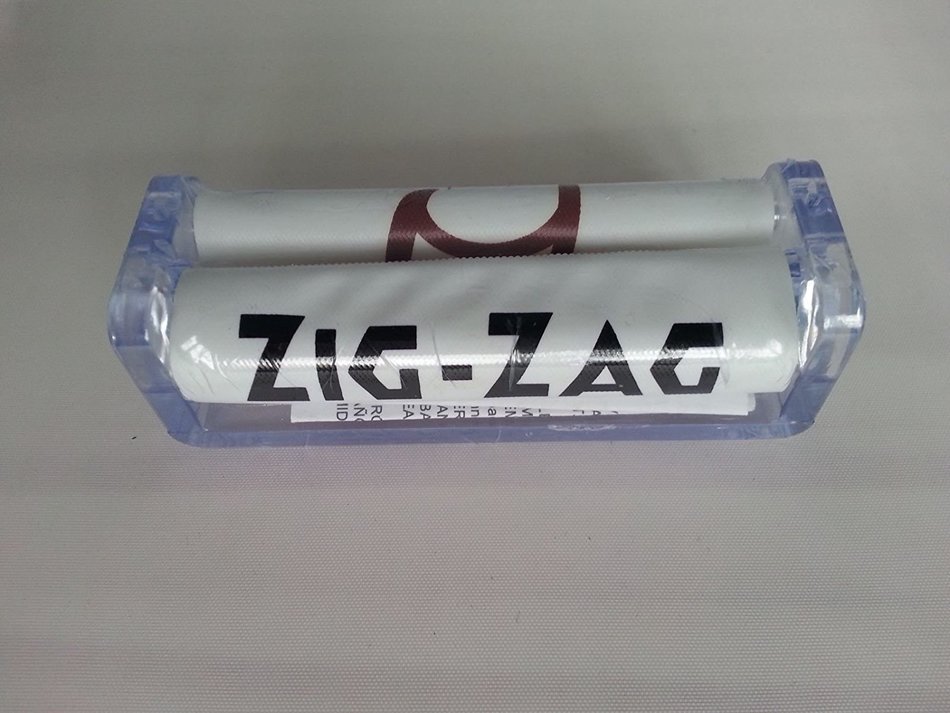 Zig Zag Rolling Machine 70mm Size With FREE BONUS 150 ZIG ZAG CIGARETTE PAPERS