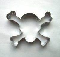 R &amp; M Skull &amp; Crossbones Cookie Cutter
