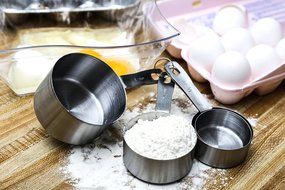 Crank flour sifter and Measuring cups &amp; Spoons set N4