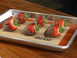 Artisan 2-Piece Professional Baking Set with Quarter-Size Cookie Sheet Pan and Silicone Baking Mat with Red Border N2