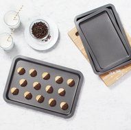 AmazonBasics 3-Piece Baking Sheet Set N2