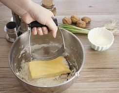 Spring Chef Dough Blender, Top Professional Pastry Cutter with Heavy Duty Stainless Steel Blades, Medium Size N8