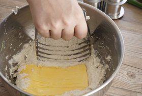 Spring Chef Dough Blender, Top Professional Pastry Cutter with Heavy Duty Stainless Steel Blades, Medium Size N9