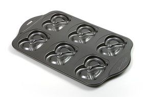 Norpro 3988 Nonstick Pretzel Baking Pan, Makes 6 Pretzels