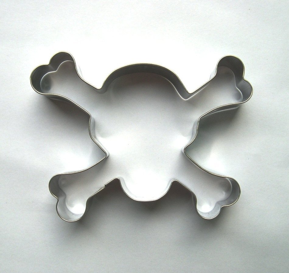 R & M Skull & Crossbones Cookie Cutter