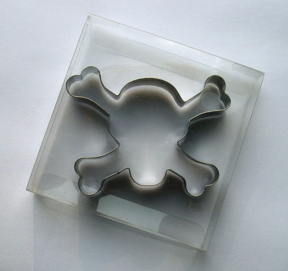 R & M Skull & Crossbones Cookie Cutter N2