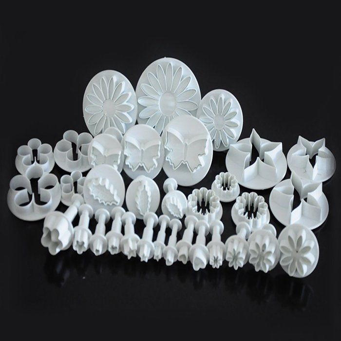 33 piece cake decorating / sugarcraft set with cutters / plungers for flowers / leaf / shapes by Kurtzy TM
