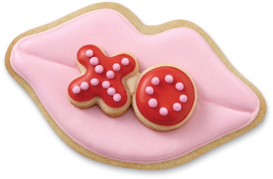 Wilton 2 Piece Cushioned Grip Lips with "XO" Cookie Cutter Set, Multicolor N3