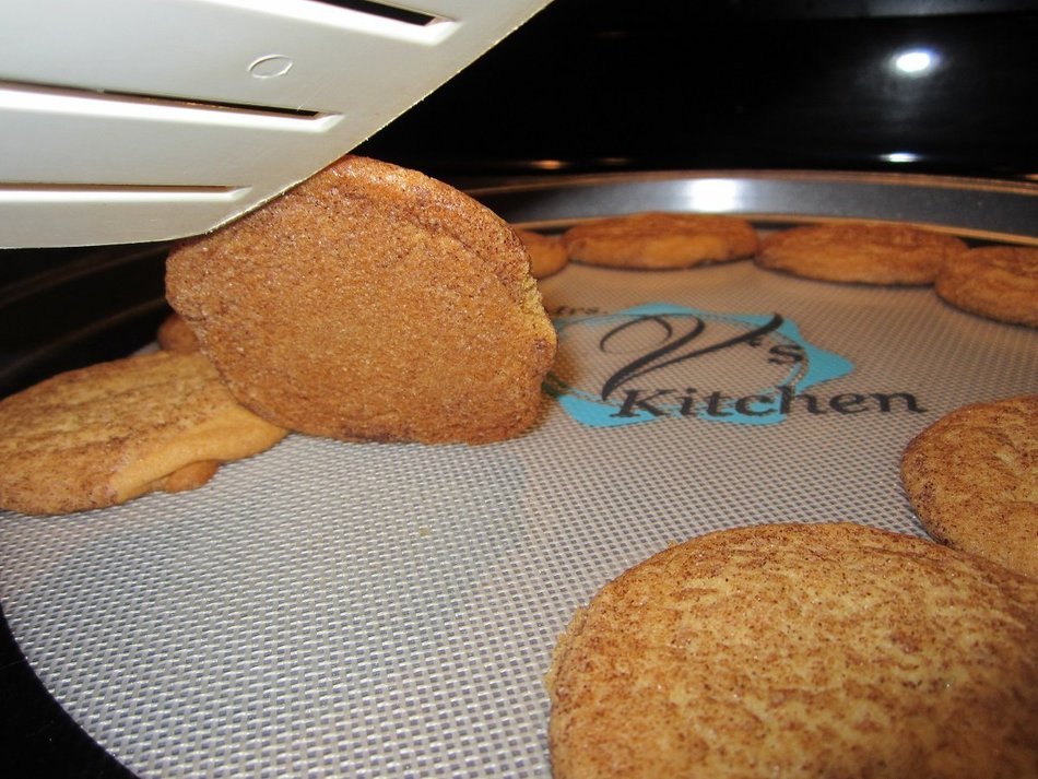 Round 12 Inch Non-Stick Silicone Baking Mat for Pizza Pans Made by Mrs. V's Kitchen N6
