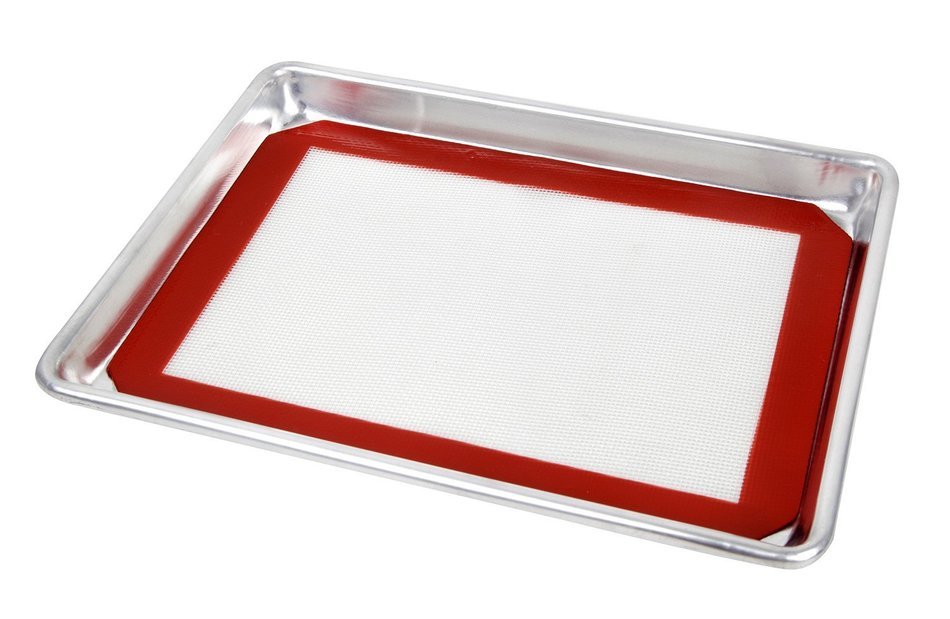 New Star 38439 Commercial 18-Gauge Half Size Aluminum Sheet Pan and Silicone Baking Mat Set, 13 by 18-Inch
