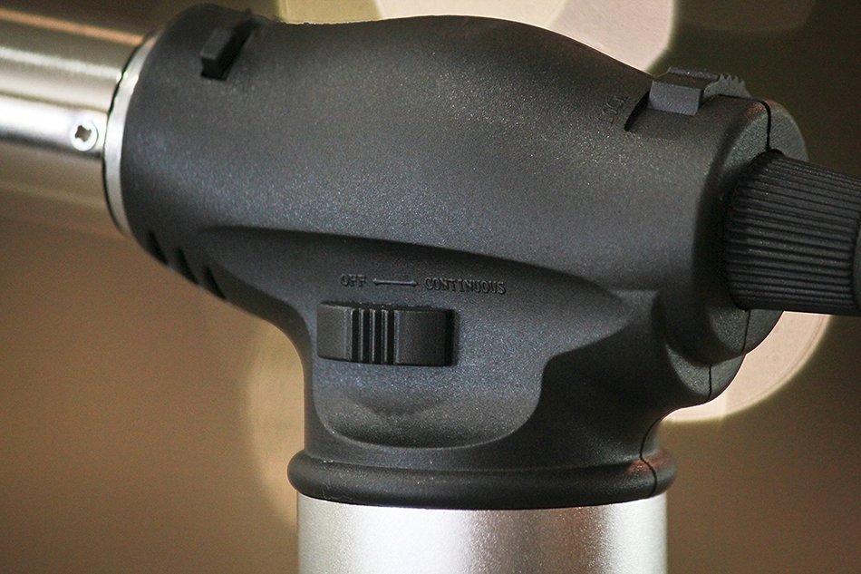 BEST CULINARY TORCH, Perfect for Making Creme Br&ucirc;l&eacute;e, Smores, Roasting Vegetables, Caramelizes Sugar on Pies &... N7