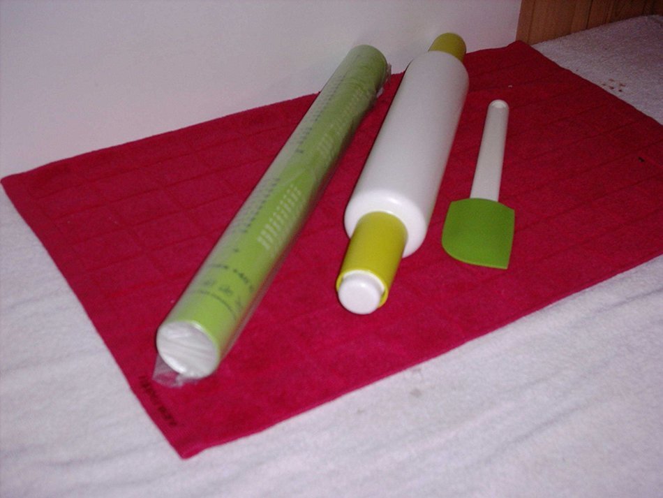 Tupperware Prep & Serve 3pc Set Spatula,pastry Sheet,& Rolling Pin