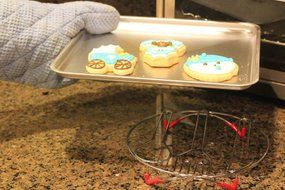 Modern Outlook Round Pot Holder, Metal Cooling Rack, Unique Utensil Design, Anti-Slip Coating, Chrome Finish,... N4