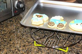 Modern Outlook Round Pot Holder, Metal Cooling Rack, Unique Utensil Design, Anti-Slip Coating, Chrome Finish,... N18