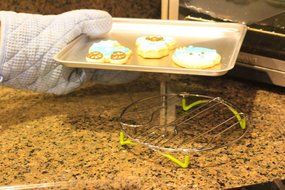 Modern Outlook Round Pot Holder, Metal Cooling Rack, Unique Utensil Design, Anti-Slip Coating, Chrome Finish,... N19