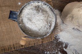 Kitchen Winners 5 Cup Crank Stainless Steel Flour Sifter N6