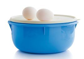 Tupperware Classic Large 12-cup Mixing Bowl - Blue with White Cover N2