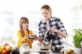 Stainless Steel Mixing Bowls for Kitchen, Cooking and Baking. 1QT, 2.5QT, 4.5QT, Black Handle &amp; Spout, Free Ebook N3