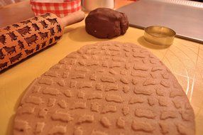 Cute Dancing Pigs Engraved Rolling Pin, Solid Beech Wood, Deep Pattern Makes Delightful 3D Pigs in Dough, Ultimate... N4